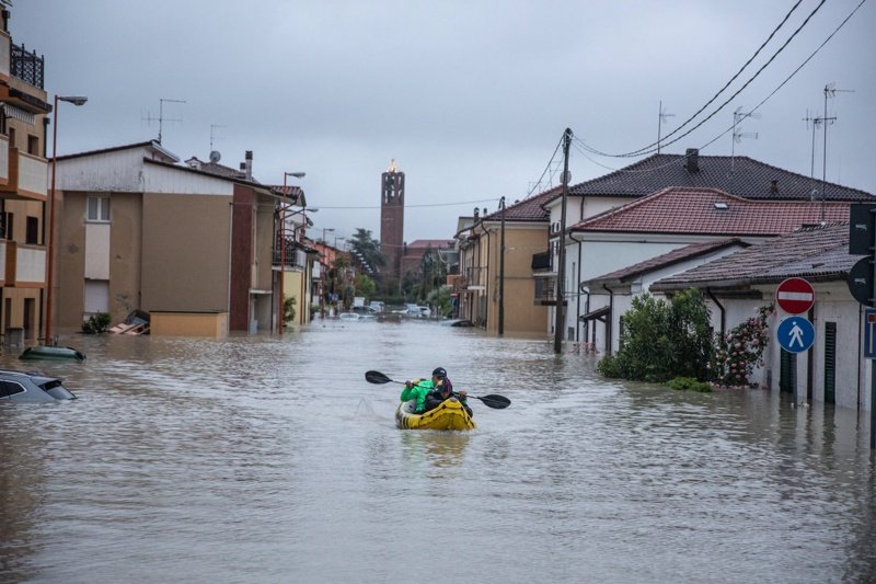 Поне петима загинаха и над 5000 души са евакуирани заради наводненията в Североизточна Италия. Снимка: ЕПА/БГНЕС