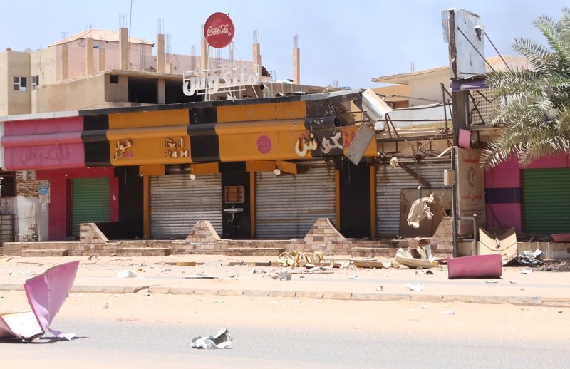  Боевете в Судан продължават вече цяла седмица. Изглед от улица с магазини в столицата Хартум. Снимка: ЕПА/БГНЕС