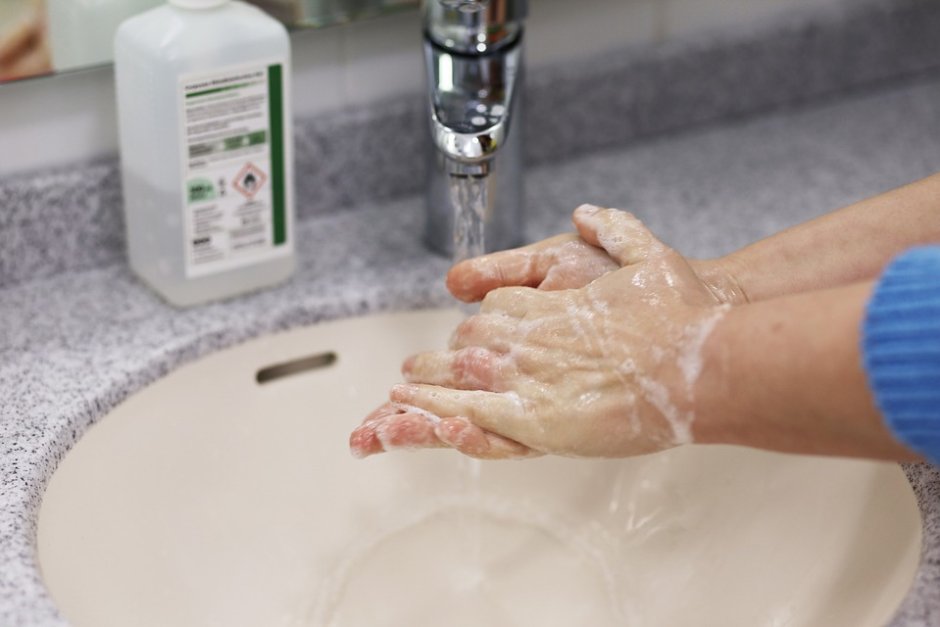 Правилно е да мием всички части на ръцете – длани, пръсти и нокти, винаги, за поне 20 секунди с вода и сапун. Сн. Pixabay