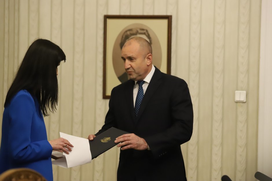 Мария Габриел връща празна папка на президента Румен Радев, сн. БГНЕС