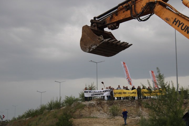 Протест на природозащитници по време на първа копка на пътния възел край Кресна преди дни сн.БГНЕС