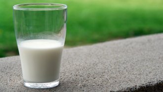 Румънските хипермаркети и мандри се разбраха да свалят цените на прясното мляко с 20%