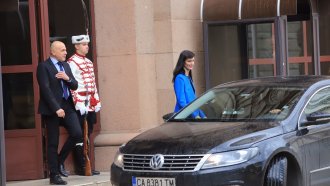 Кандидатът за премиер на ГЕРБ Мария Габриел излиза от Президентството, след като върна празна папката с първия мандат за съставяне на правителство. Сн. БГНЕС