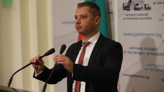 Делян Добрев срещу Асен Василев: ПП поръчваха, ядоха, пиха и сега изведнъж дойде сметката от МФ