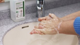 Повечето хора мият ръцете си 6 секунди, а трябва да са поне 20