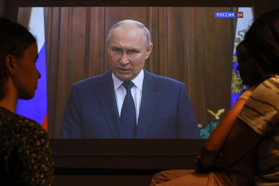 Семейство гледа обръщението на Путин в понеделник, 26 юни. Снимка: ЕПА/БГНЕС