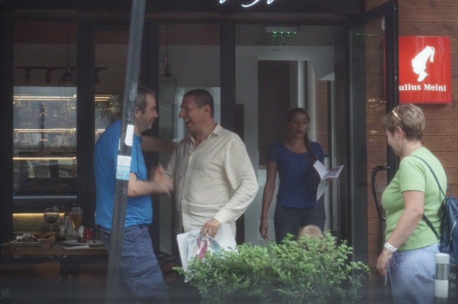 Приятелска среща между Борислав Сарафов и Петьо Петров -Еврото в ресторант "Осемете джуджета". Снимка: АКФ