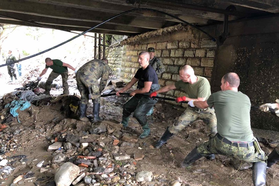 В Берковица продължава разчистването на пораженията от водната стихия, сн. БГНЕС