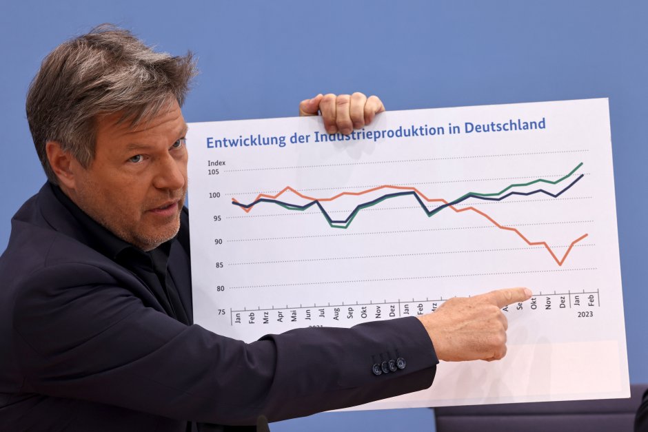 Министърът на икономиката на Германия Роберт Хабек показва графика очертаваща прогнозите за БВП на страната Сн. ЕПА/БГНЕС