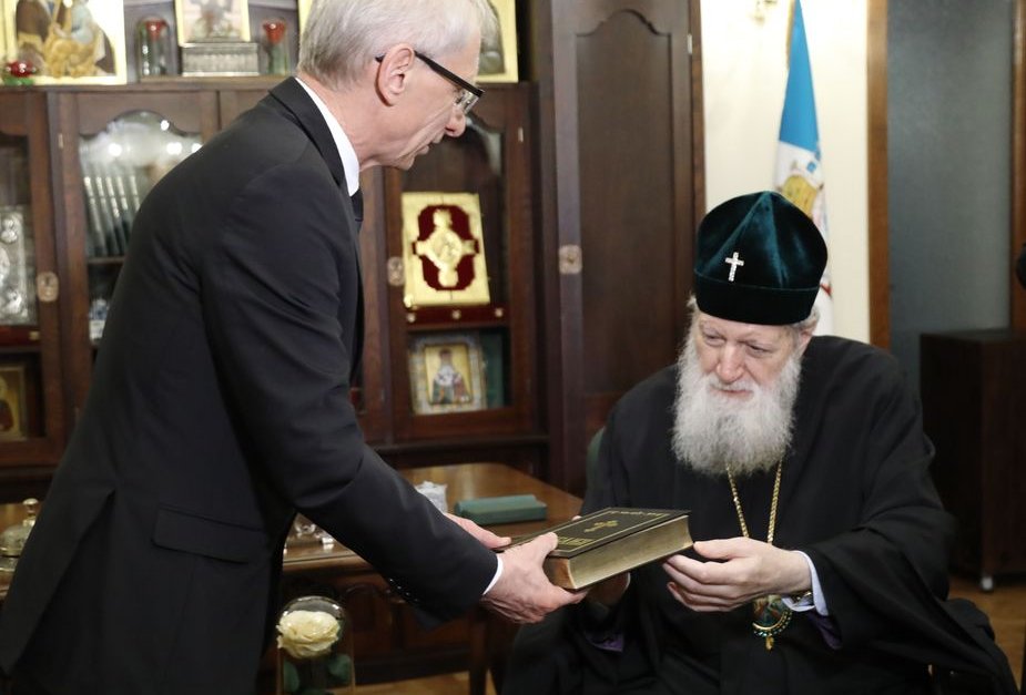 Партиарх Неофит дарява премиера с Библия, сн. Министерски съвет