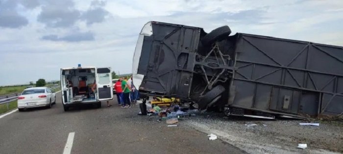 Автобус се преобърна край Бургас, има ранени, но без опасност за живота