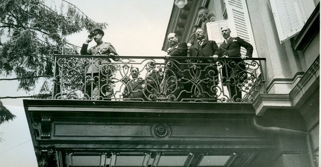 Цар Борис III и министър-председателят Георги Кьосеиванов наблюдават от балкона на двореца манифестацията по случай раждането на престолонаследника Симеон. Снимка: сайт "Българска история"