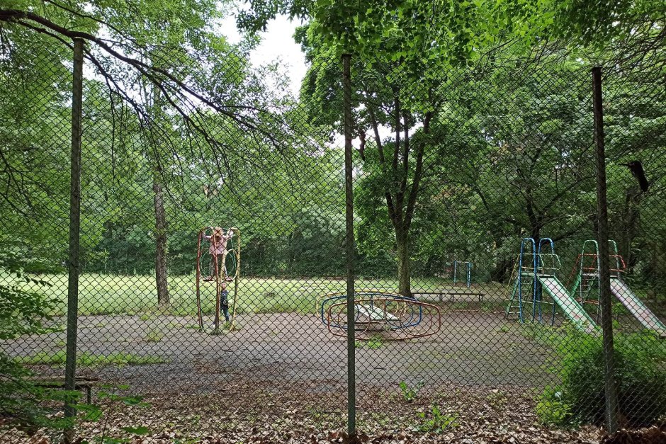 И в момента изоставените от години катерушки в парка в кв. "Хиподрума" се ползват поради липса на достатъчно подходящи места за игра. Сн. Mediapool