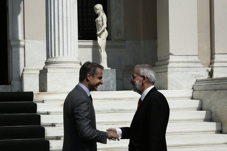 Лидерът на "Нова демокрация" и бивш премиер  Кириакос Мицотакис се задрависва с новия министър председател Йоанис Сармас, сн. ЕПА/БГНЕС