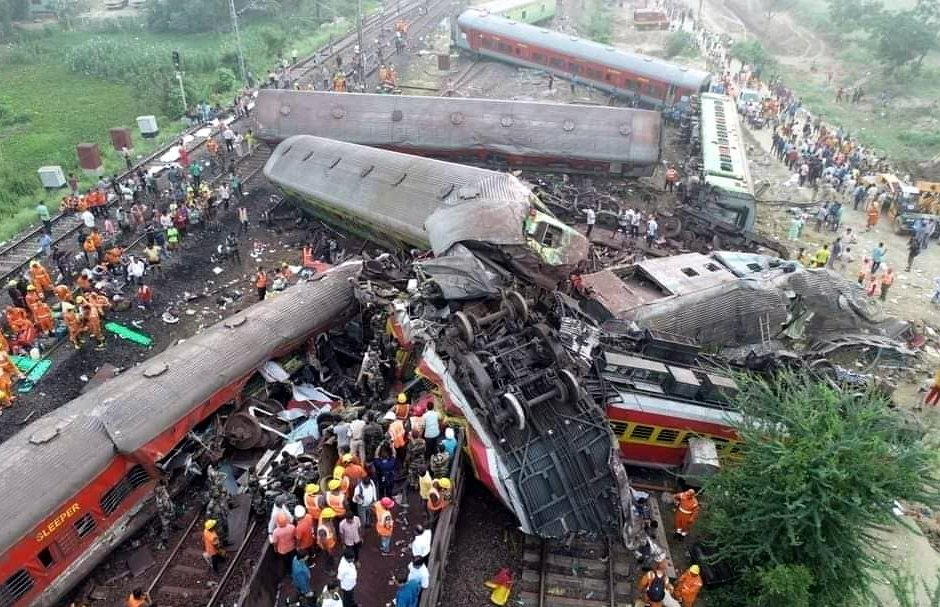 Близо 300 загинали и 900 ранени при влакова катастрофа в Индия