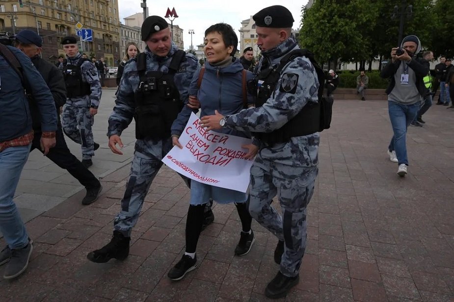 Руската полиция арестува над 100 души на протести по повод рождения ден на Навални