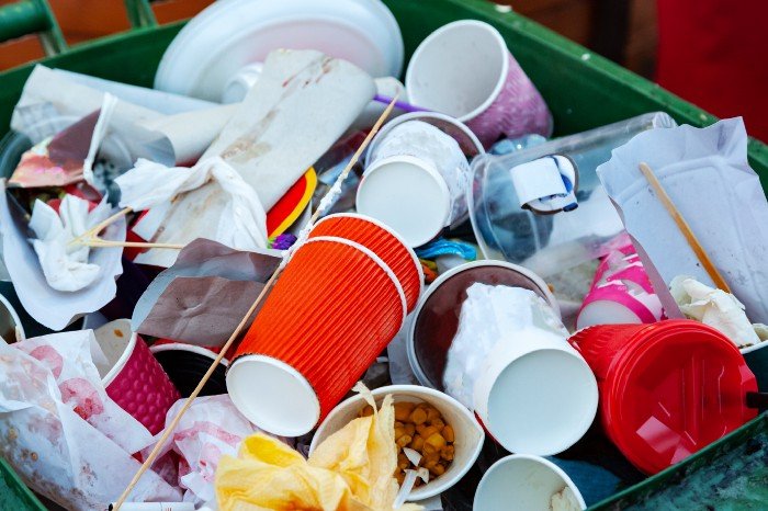 Макрон призова за край на "нетърпимия модел" за ползване на пластмасите