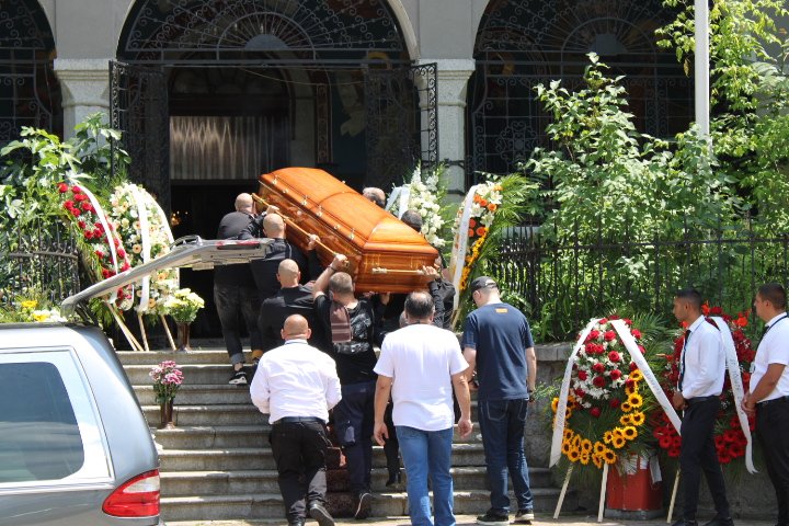 Златко Баретата, бивш кмет и стотици дупничани се стекоха на погребението на Ангел Христов от "братя Галеви"