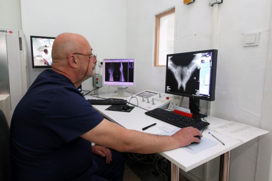 Болницата в Етрополе е една от малкото у нас последно поколение рентгенов апарат Снимки: Румен Байков