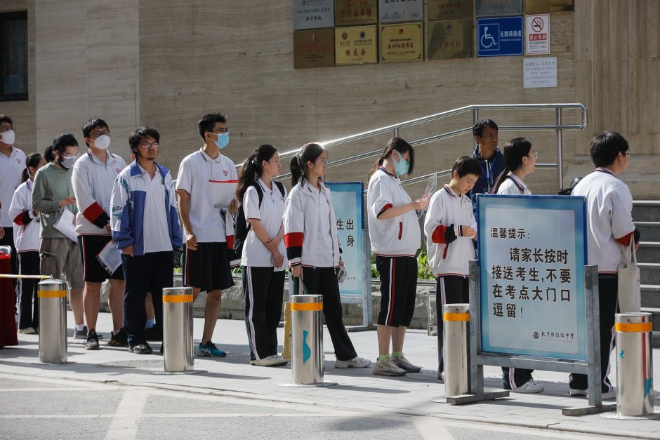 Ученици чакат да влязат в залите, в които се провеждат матурите за вход в китайските университети. Сн. ЕПА/БГНЕС
