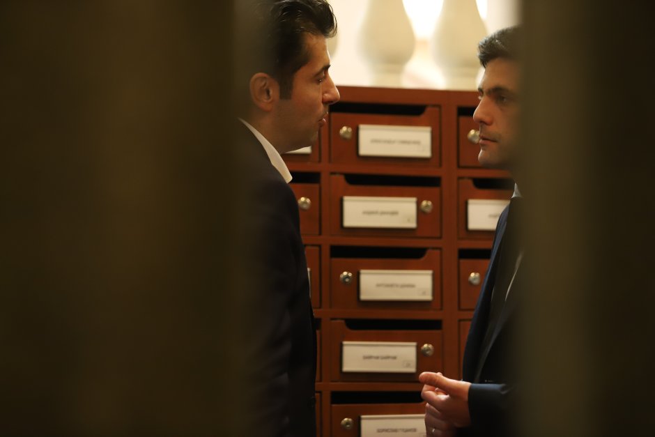 Кирил Петков и Никола минчев разговарят в кулоарите на парламента Сн.БГНЕС