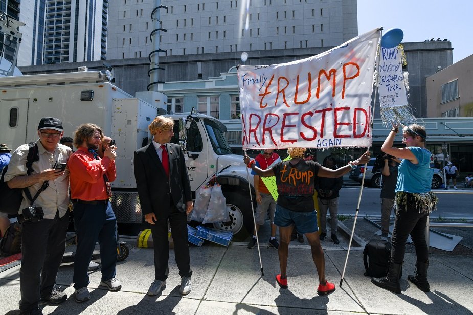 Привърженици на Тръмп протестираха пред съда. Снимка: ЕПА/БГНЕС
