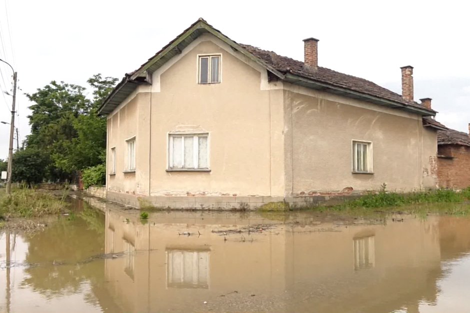 Ситуацията в община Хайредин остава тежка, много къщи са наводнени. Снимка: БГНЕС