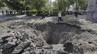 Трима убити, сред които и дете, в нови руски удари по Киев