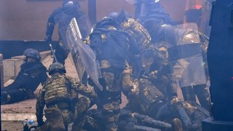 Десетки ранени при сблъсъци между протестиращите сърби и силите на НАТО в Косово