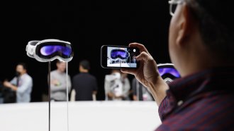 Apple представи Vision Pro: първите си очила за хибридна реалност