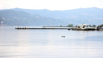 Четирима загинаха след преобръщане на туристическа лодка в езеро в Италия