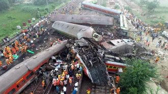 Близо 300 загинали и 900 ранени при влакова катастрофа в Индия
