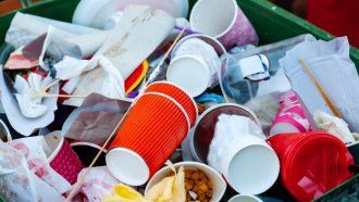 Макрон призова за край на "нетърпимия модел" за ползване на пластмасите