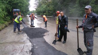 "Жега" в пътната агенция: Да разпределиш 4 млрд. лв. за 3 дни