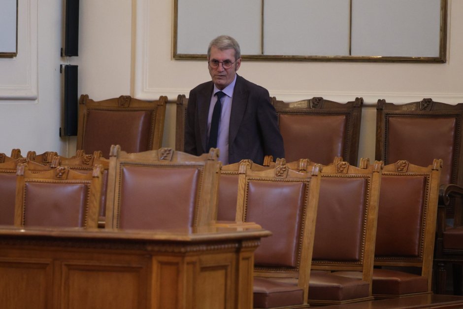 Здравният министър Христо Хинков защити пред депутатите липсата на резки промени в бюджета на НЗОК, който мина на първо четене в НС във вторник. Сн. БГНЕС