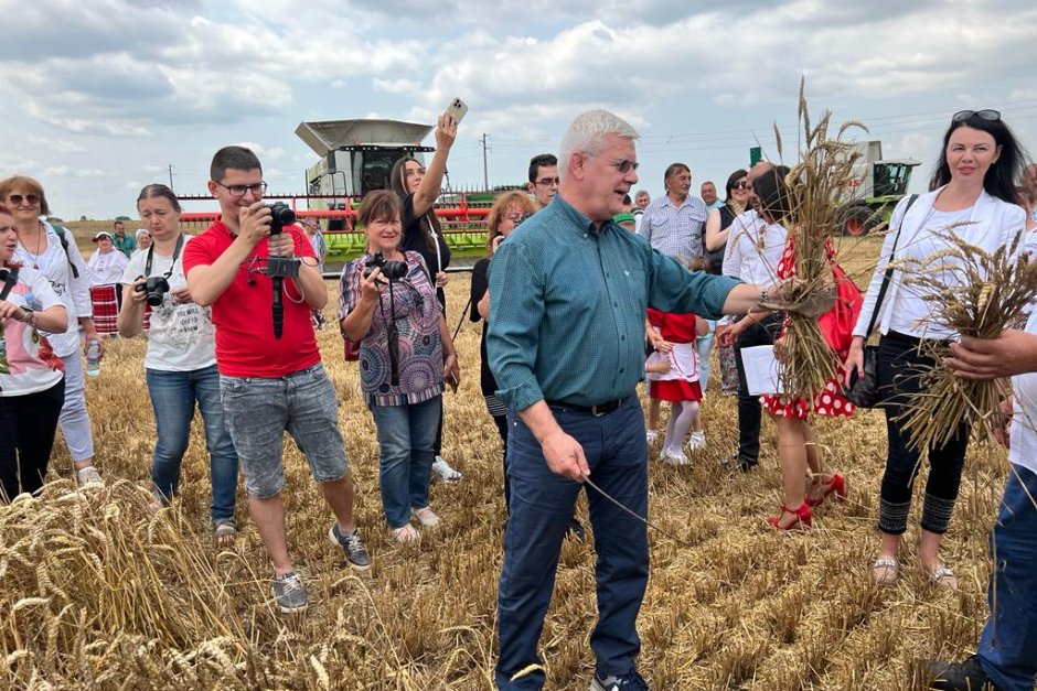 Земеделският министър Кирил Вътев даде старт на жътвата. Сн. Министерство на земеделието и храните