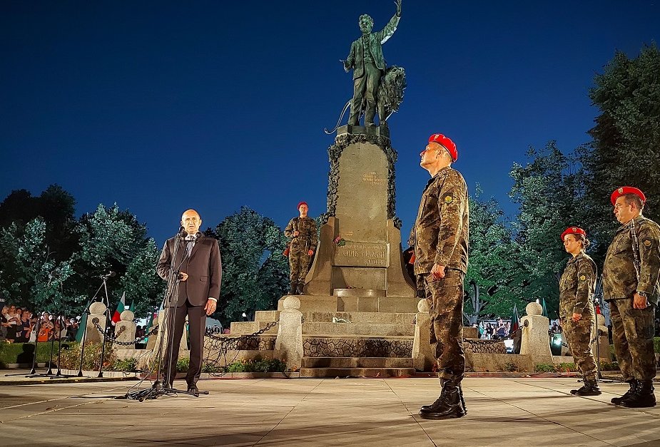 Президентът Румен Радев изнесе слово на площада в Карлово, където по традиция се проведе тържествен митинг-заря. Снимка: БГНЕС