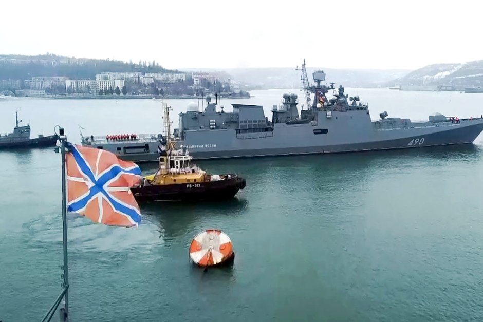 Руската фрегата "Адмирал Ессен" в пристанището на Севастопол в окупирания Крим