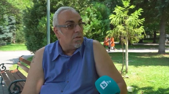 Айвън Андреев, на който РЗОК-Пловдив отказа лекарство за рак на гърдата, защото е мъж. Сн. бТВ