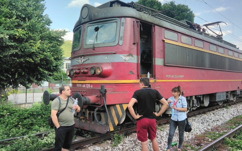 Локомотивът е със счупено стъкло, машинистът е ранен, сн. Фейсбук група ЖП гари и инфраструктура