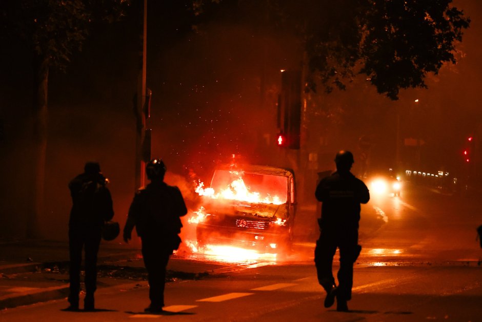 Кадър от размириците в Париж, снимка ЕПА/БГНЕС