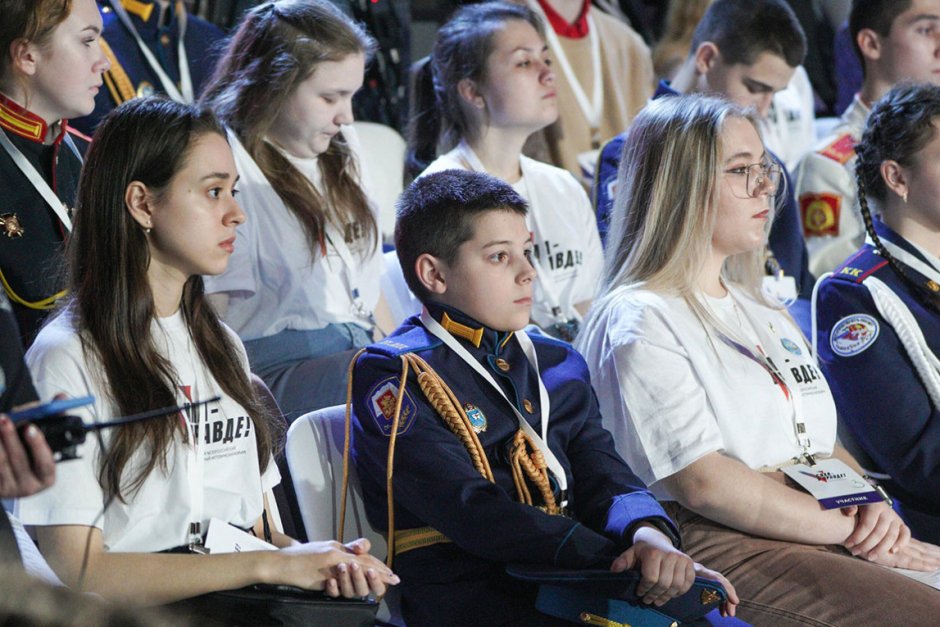 Пропаганда: На руските гимназисти ще обясняват, че Украйна е "неонацистка държава"
