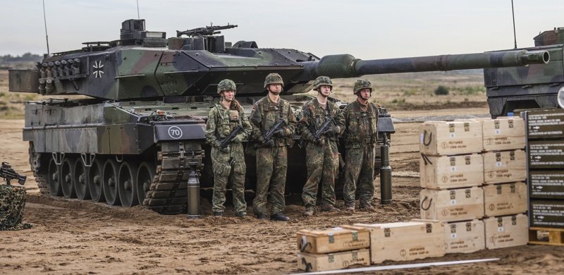 Германският екипаж на танк "Леопард", снимка ЕПА/БГНЕС