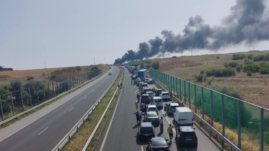 В петък се подпали камион на магистрала "Тракия" и втори ден участъкът от Нова Загора до Сливен е затворен Сн.БНР