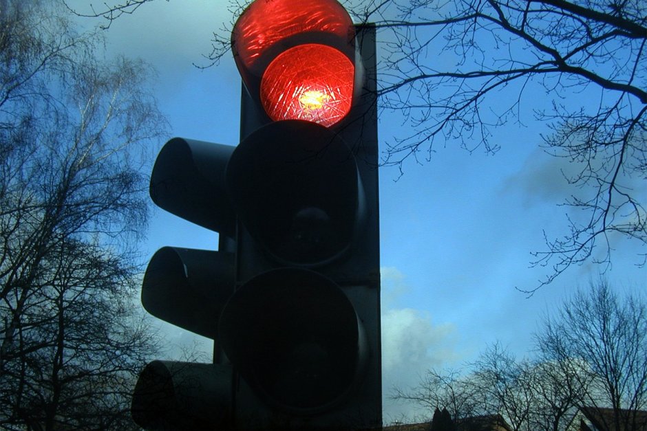 Санкциите за пресичане на червен светофар ще се налагат след засичане на регистрационния номер на автомобила Сн.Пиксабей