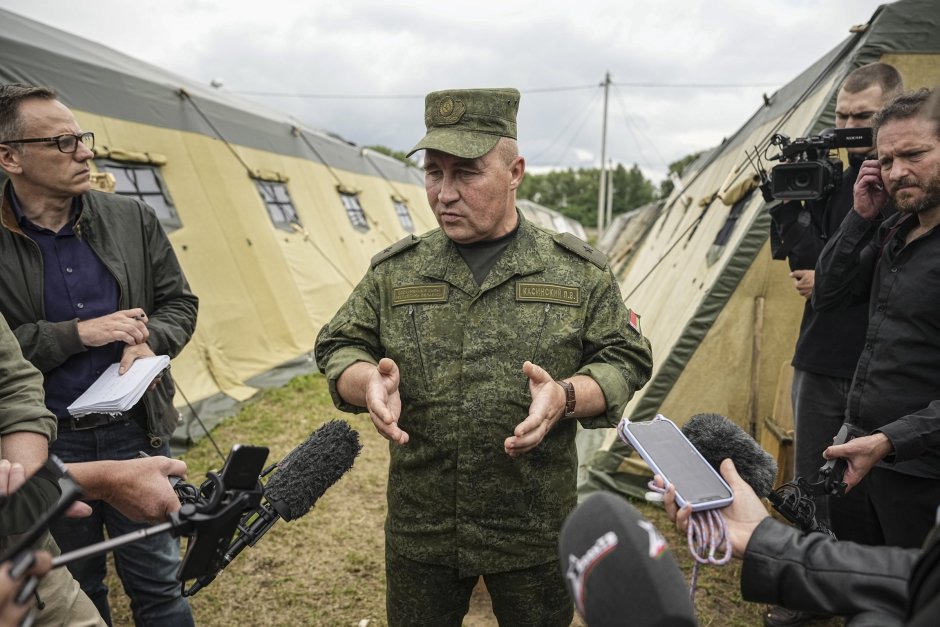 Генерал-майор Леонид Касински от Беларус разговаря с чужди журналисти в армейски лагер на около 90 км от Минск. Палатковият лагер може да побере до 5000 войници от ЧВК "Вагнер", каза Касински, който е помощник на министъра на отбраната на Беларус Сн. ЕПА/БГНЕС 