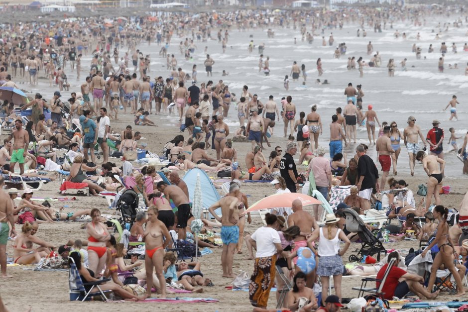 Хора се тълпя на плаж във Валенсия, Източна Испания, 16 юли 2023 г. Нова гореща вълна ще притисне Испания от 17 юли и на много места температурите да надхвърлят 40 градуса. ЕПА/БГНЕС