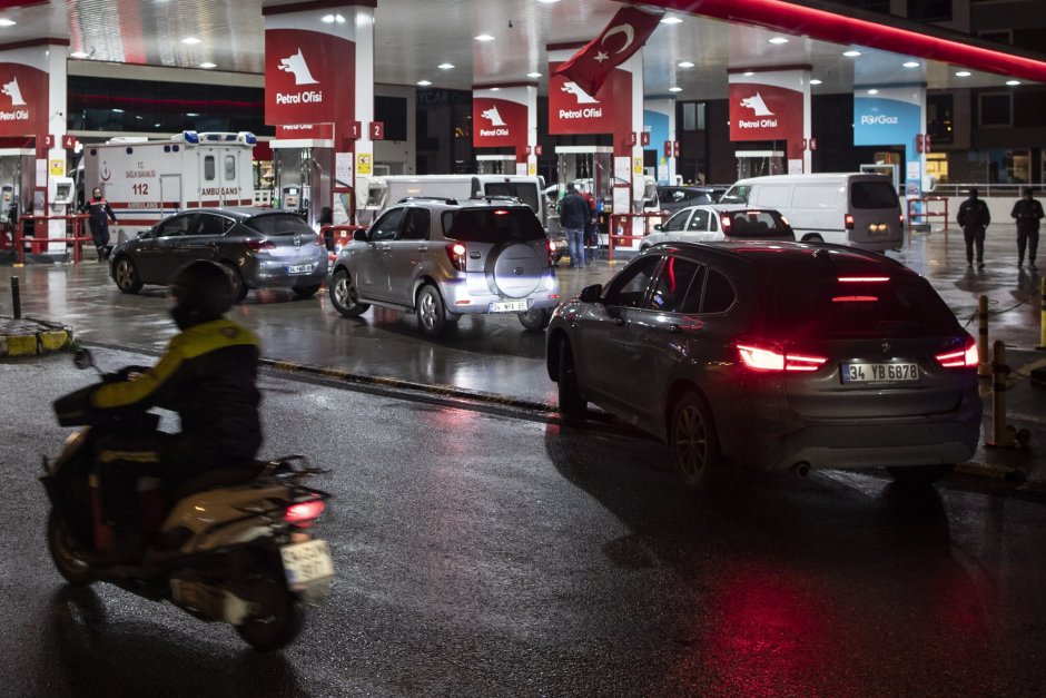 Коли чакат на бензиностанция в Истанбул. Цените на горивата в Турция скочиха с 6 турски лири наведнъж. Снимка: ЕПА/БГНЕС, архив