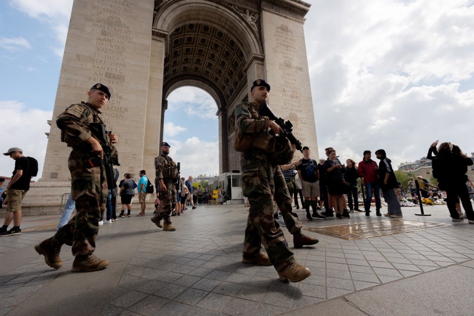 Войници патрулират около Триумфалната арка в Париж след сблъсъците в града, Сн. ЕПА/БГНЕС