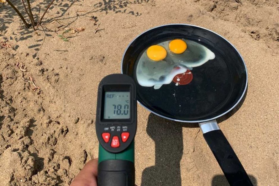 Във Фейсбук Михай Енеску показва как температурата над пясъка стига 78 градуса, сн. Фейсбук